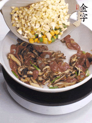 鍋里熱油，爆香蔥白，下香腸片炒至微微出油，加時(shí)蔬粒、香菇粒、春筍粒翻炒均勻。