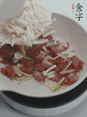 放白玉菇、青紅辣椒、雞蛋。