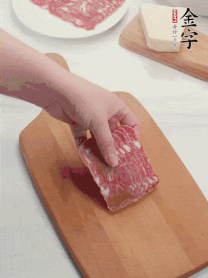 金字培根火腿改刀切小片；白洋蔥切丁；新鮮豌豆剝殼。