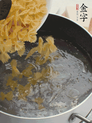 蝴蝶面加橄欖油煮熟；豌豆焯水30秒。