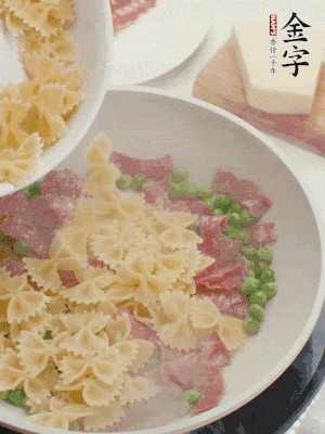 1小勺鹽調(diào)味，混合一起燉煮一下。