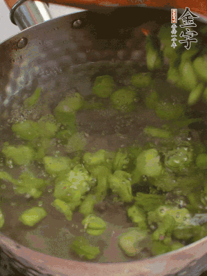 鍋中水沸，放一撮鹽，下蠶豆豆瓣焯3分鐘，下百合，3秒撈出，一起撈出瀝水。