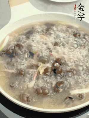 放辣椒，加一點鹽、糖，大火翻炒。