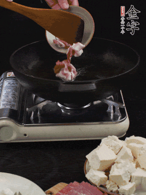 冷油潤鍋，下五花肉煸香。