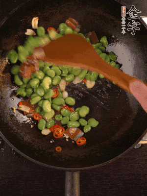 再下蠶豆煸炒，加1勺料酒調(diào)味。