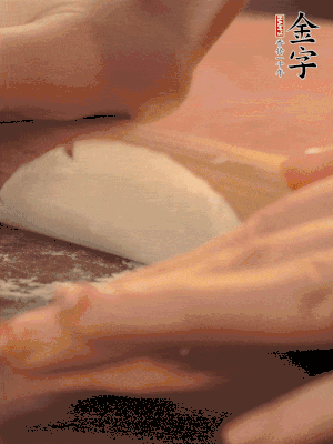 餃子皮邊緣搟薄，整體搟成1.5倍大小。