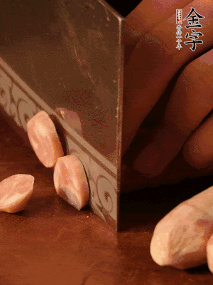 金字烤腸切圓片。