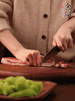 金字淡咸肉切片，冷水入鍋，加姜片、料酒略焯水。同步，五花肉切塊焯水。