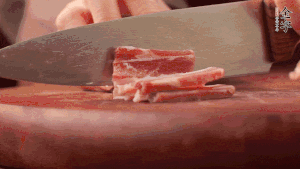 200g金字淡咸肉、100g冬筍、100g香干分別切細(xì)丁。