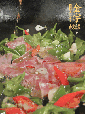 再下蒸炒火腿煸炒，加少許白糖提鮮。