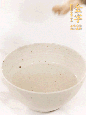 羊肚菌流水洗凈2遍后，溫水泡發(fā)15-20分鐘。