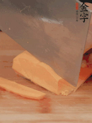 南瓜改刀切片，把蒸好的火腿鋪到南瓜上。