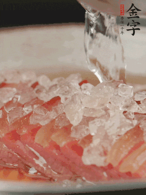 依舊放上冰糖100g、黃酒100g、水200g，鍋中再蒸15分鐘。