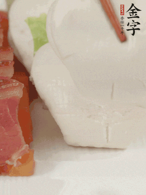 生菜切段，放入荷葉夾。