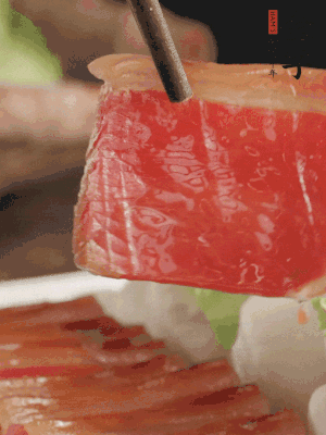 吃的時(shí)候，把薄片火腿放入荷葉夾中就可以了。