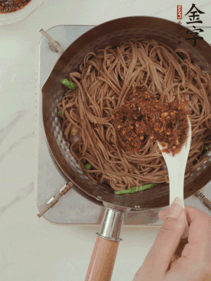 下蕎麥面，淋上少許醬油，加2勺金字火腿大師醬略翻炒即可。