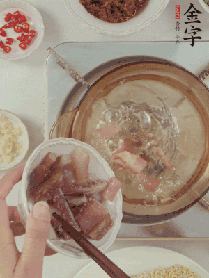 魷魚(yú)熱水下鍋，焯水備用。