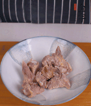 排骨加1勺黃酒、1勺蠔油、1勺玉米淀粉、1/4勺胡椒粉腌制半小時(shí)。