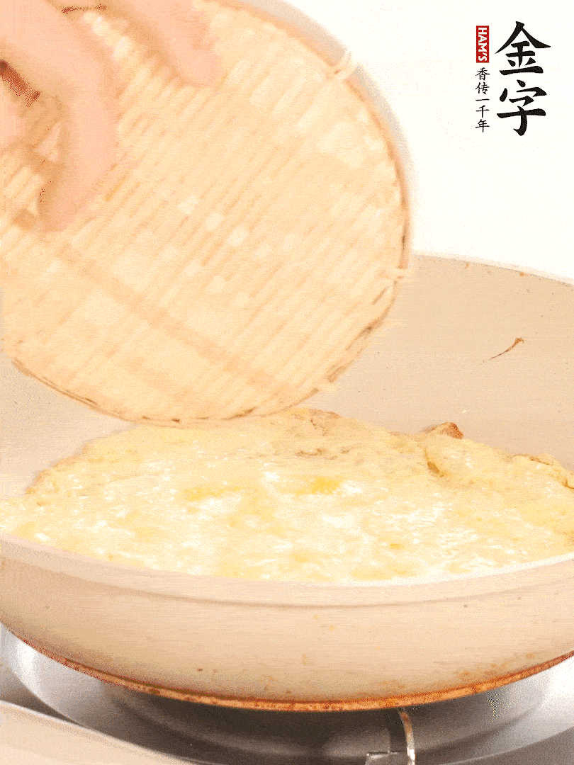 鍋內(nèi)放入少許油，油溫4成熱倒入一個(gè)雞蛋煎熟