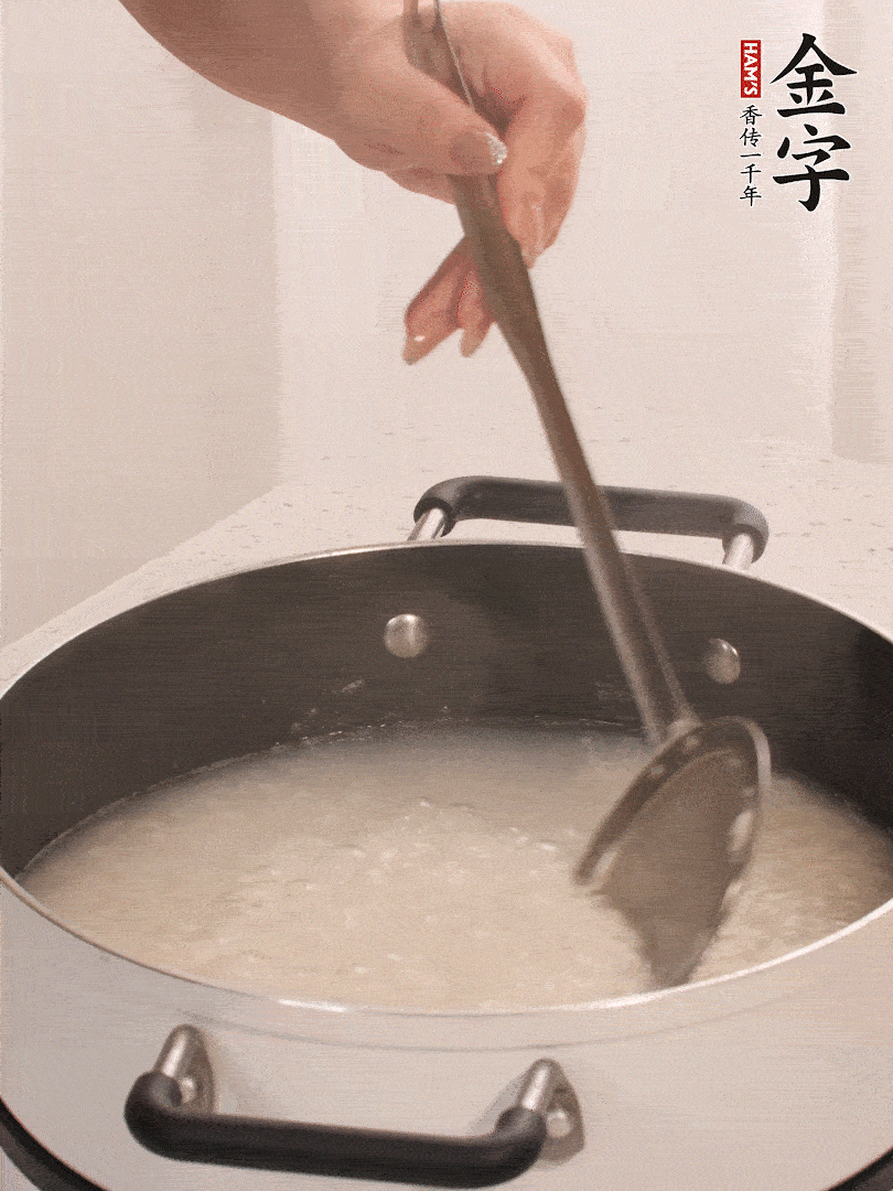 香菇、土豆、胡蘿卜、金字土香腸切小塊。