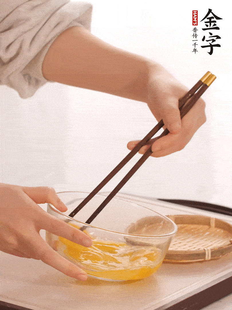 兩顆雞蛋打散。