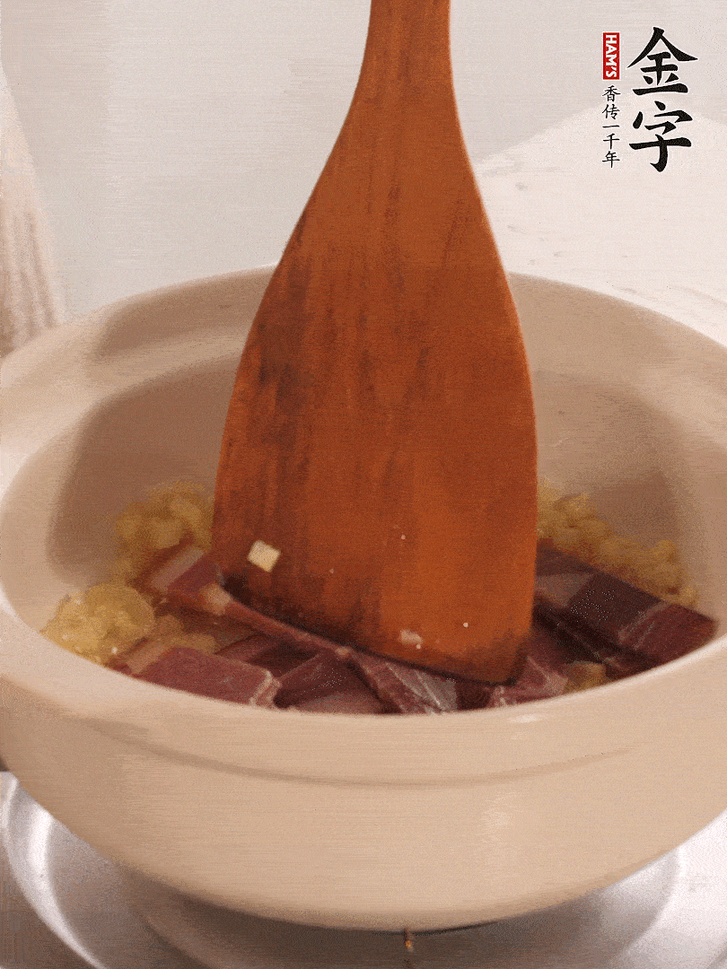 加熱水，加入白菜蓋上蓋子煨煮3分鐘。