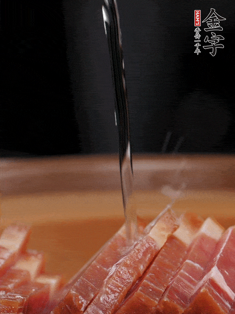 金字火腿切片，放入溫水中泡10分鐘，金字土香腸斜切成片。千張切成細條。