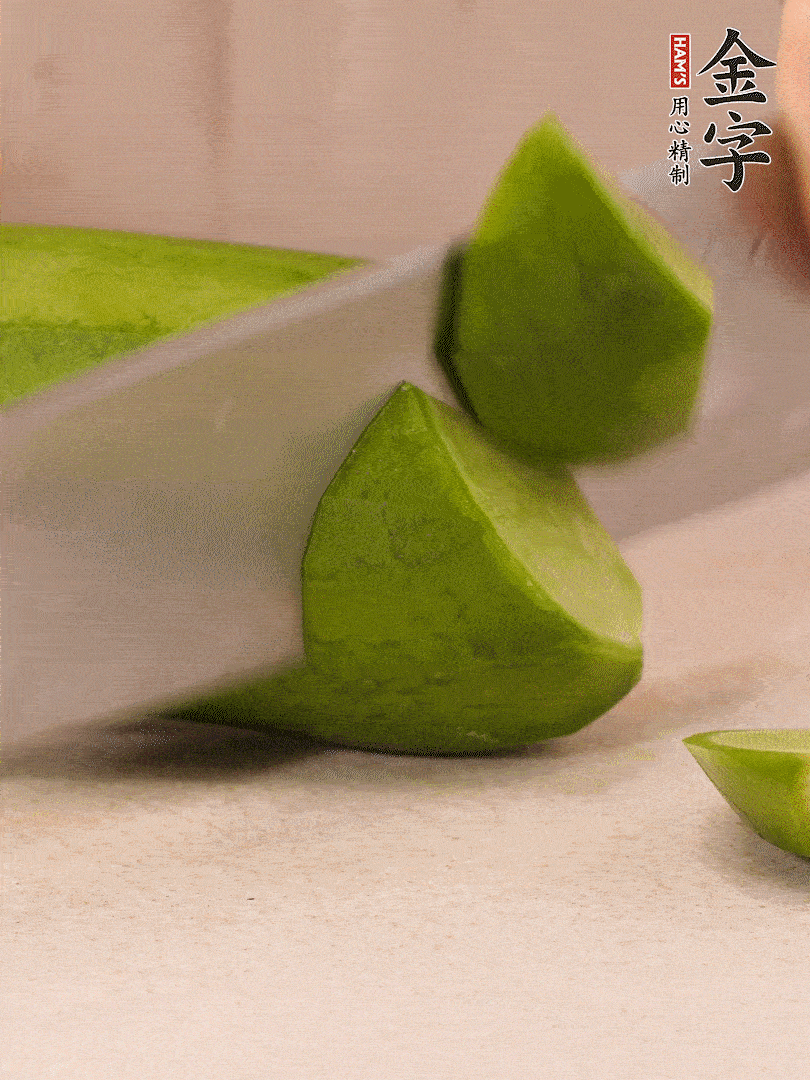 青、紅蘿卜洗凈，去皮切大塊