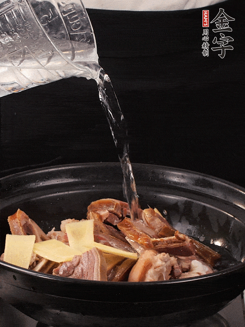 火腿、豬腳放到大砂鍋里，黃酒提鮮，蔥姜去腥，加2kg純凈水沒過食材。水一定要放足，中途最好不能加水