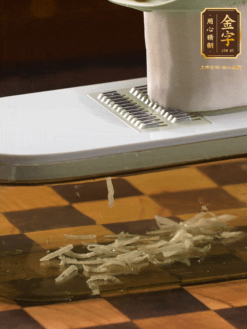 蘿卜切絲 ，加少許的鹽 抓拌均勻后，腌制十五分鐘