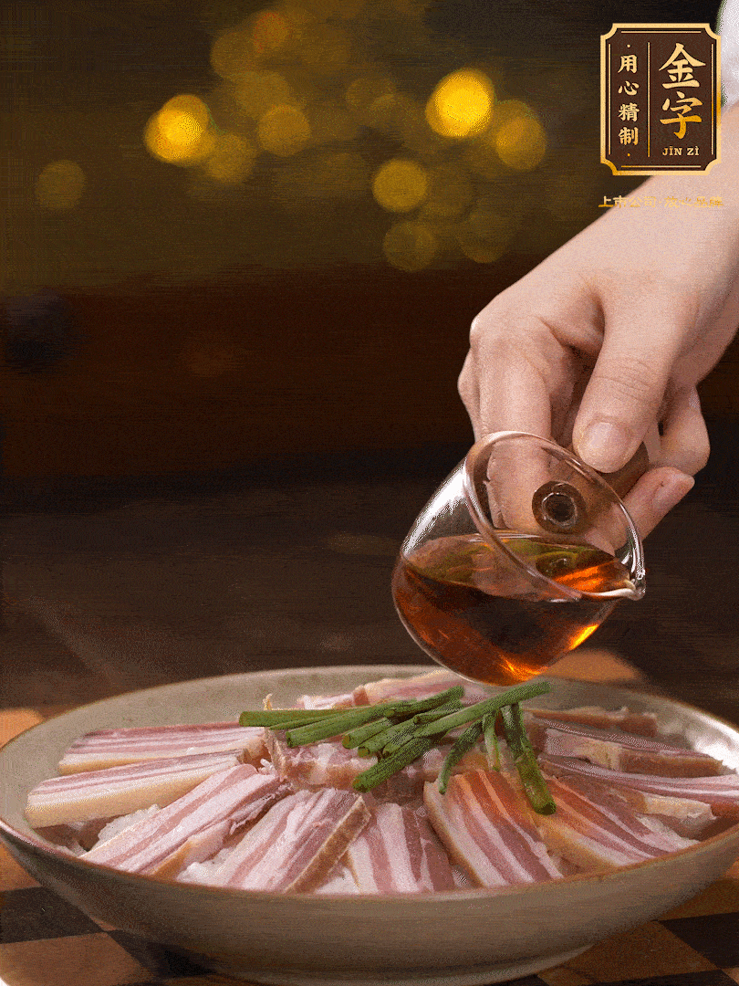 把切好的咸肉，均勻的鋪在蘿卜絲的四周頂部放少許蔥段 淋上少許料酒，放入鍋中 大火蒸二十分鐘