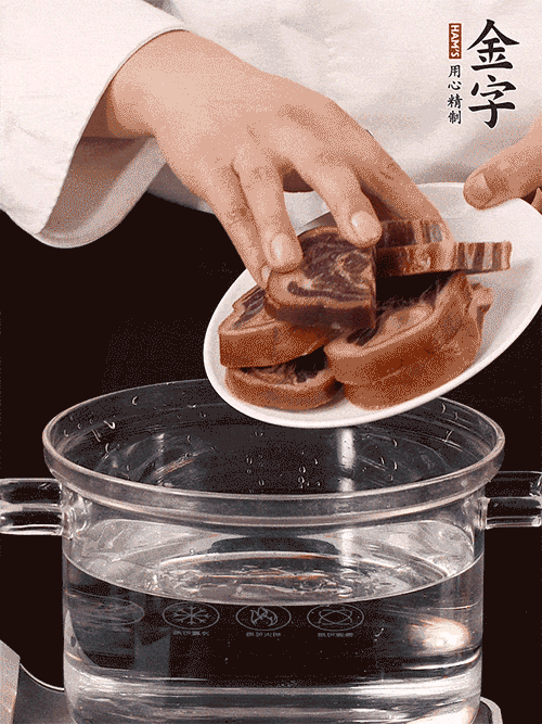 準(zhǔn)備食材。做金銀蹄有2個關(guān)鍵點：食材上火腿當(dāng)然得選足年發(fā)酵的金字火腿，新鮮豬爪最好選前腳、大小適宜的。