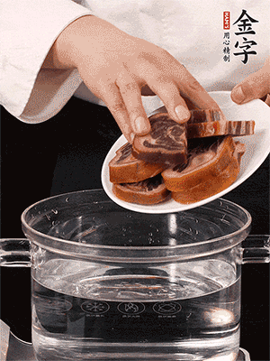 一包200g的金字火腿蹄片恰好搭配一個新鮮豬爪（豬腳）。都先加蔥姜、料酒焯水一遍，把血水清除后燉出來才能更清澈不油膩。