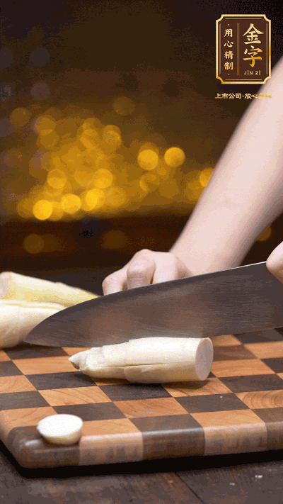 茭白剝?nèi)ネ馄?，去掉根部老硬部分，洗凈切滾刀塊