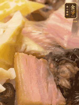 倒入滾燙的熱水，燉煮20分鐘，湯濃汁白