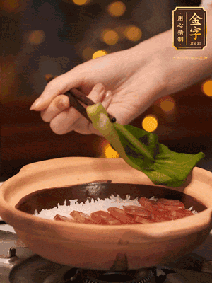 開蓋，碼上香腸和焯好水的青菜