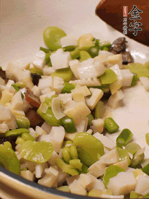 倒入蠶豆、春筍翻炒