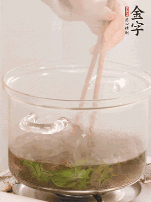 香椿焯水，變色后撈出，切成小段