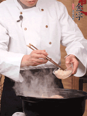 花膠、金湯放入鍋中小火再燉10分鐘