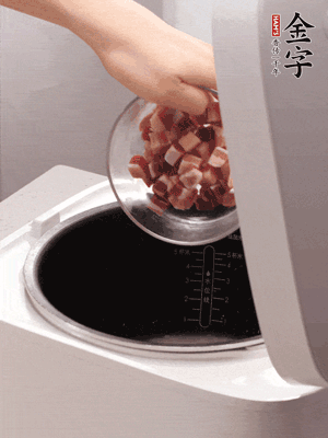 鍋中倒入豬油，油熱后炒熟上海青，給倒少許鹽調(diào)味