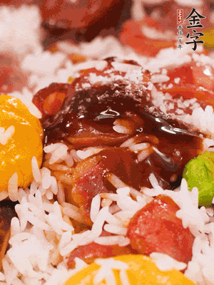 調(diào)醬汁，把蠔油：生抽：老抽：香油按1:2:1:0.5的比例。