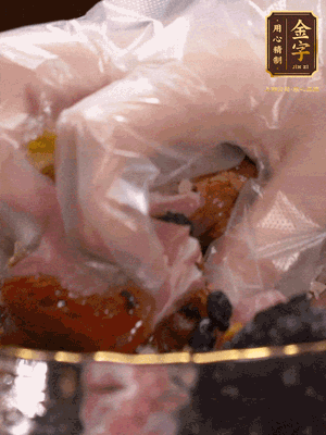 排骨洗凈后（蠔油、生抽、老抽、鹽、糖、淀粉、豆豉、蒜蓉、姜絲）腌制30分鐘