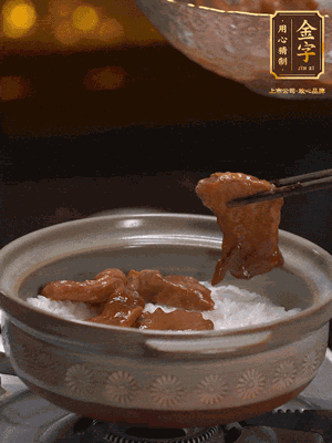 鋪上牛肉，鍋邊淋油在燜5分鐘