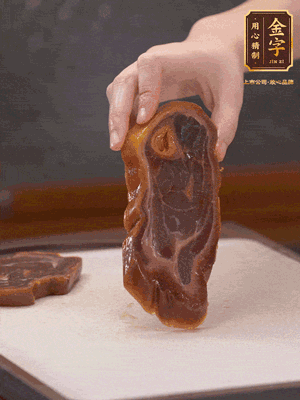 處理節(jié)瓜，刮掉表層的皮和毛，洗凈后去掉瓜蒂，切大塊