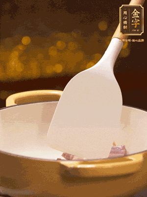 油溫7成熱，下蒜末、咸肉略微煸炒，再下絲瓜