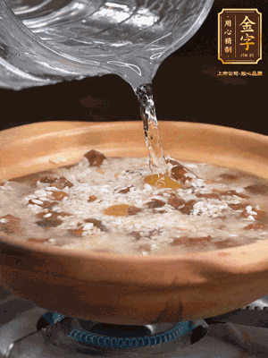 再倒入泡了30分鐘的大米翻拌均勻，加水稍微沒過（米水比例1:1），中火燜煮，到冒大泡，大致5分鐘