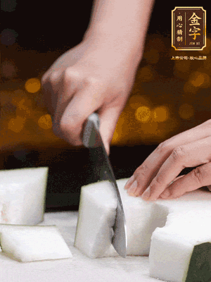 薏米提前浸泡好。冬瓜帶皮洗凈切塊