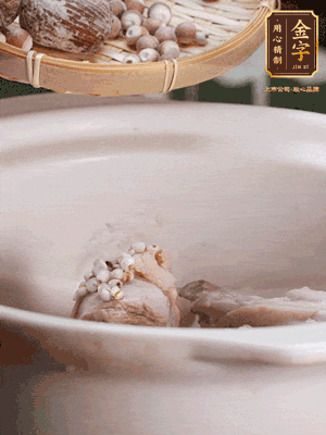 焯好水洗凈的鴨肉、薏米、芡實(shí)、蜜棗+適量水煲1小時(shí)