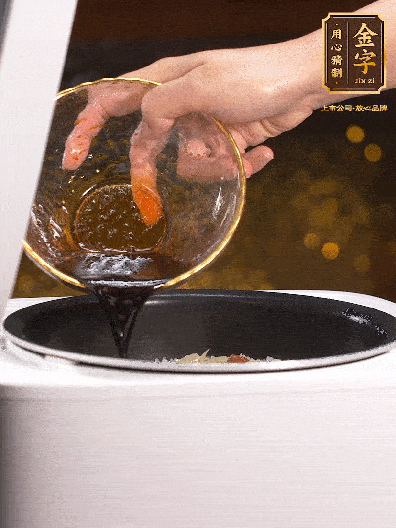 煮好后，淋上醬汁：2勺生抽、1勺老抽、1勺蠔油、半勺白糖、半勺香油、1勺水