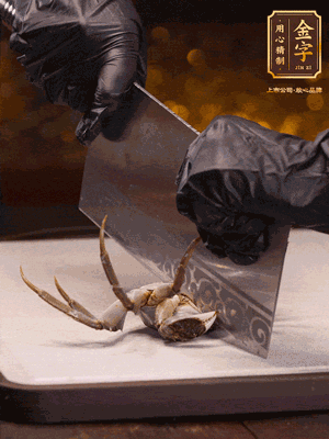 用刷子刷干凈六月黃，一斬二。把蟹蓋、蟹胃拿出來。